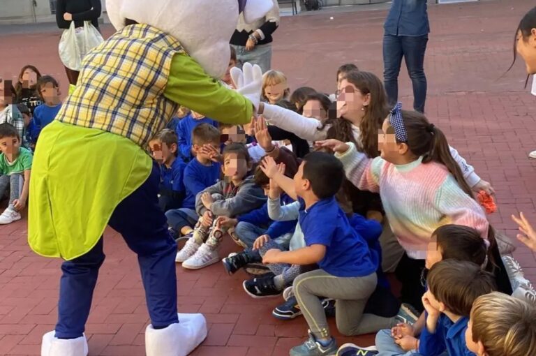 I piccoli della Scuola dell’Infanzia hanno inaugurato il tema educativo facendo conoscenza del Bianconiglio che ha lasciato ai bambini e alle insegnati questo messaggio: “Diamoci il giusto tempo per ascoltare ed ascoltarci, per vivere e per viverci, per imparare, per giocare e per crescere. Non facciamo come il Bianconiglio di Alice che va sempre di corsa perché è tardi!!!”