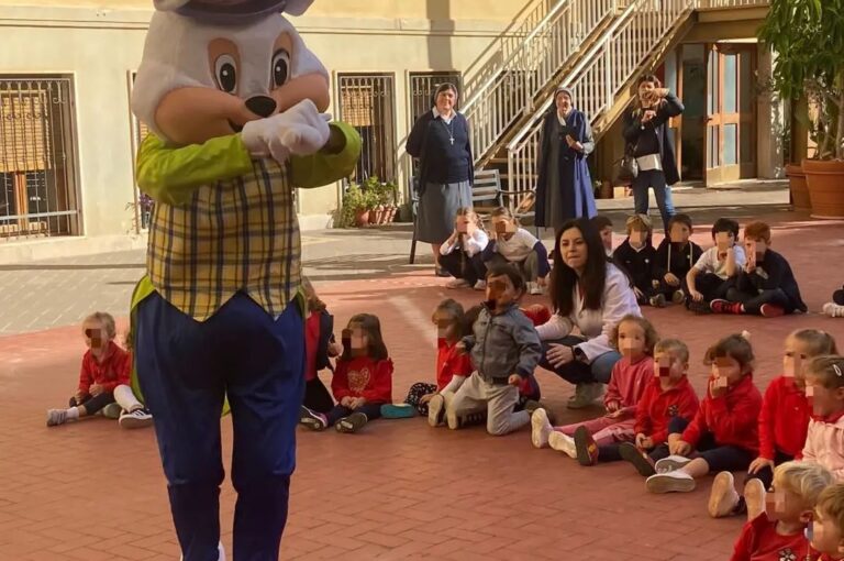 I piccoli della Scuola dell’Infanzia hanno inaugurato il tema educativo facendo conoscenza del Bianconiglio che ha lasciato ai bambini e alle insegnati questo messaggio: “Diamoci il giusto tempo per ascoltare ed ascoltarci, per vivere e per viverci, per imparare, per giocare e per crescere. Non facciamo come il Bianconiglio di Alice che va sempre di corsa perché è tardi!!!”