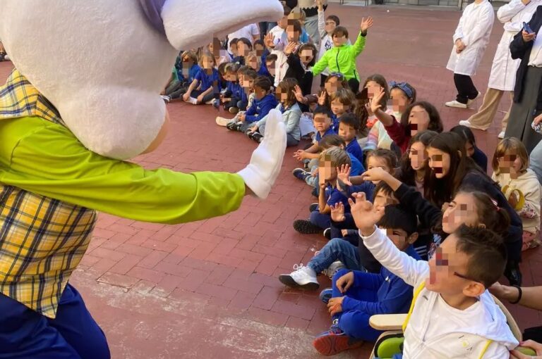 I piccoli della Scuola dell’Infanzia hanno inaugurato il tema educativo facendo conoscenza del Bianconiglio che ha lasciato ai bambini e alle insegnati questo messaggio: “Diamoci il giusto tempo per ascoltare ed ascoltarci, per vivere e per viverci, per imparare, per giocare e per crescere. Non facciamo come il Bianconiglio di Alice che va sempre di corsa perché è tardi!!!”