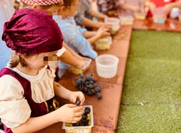 I piccoli della Scuola dell’Infanzia hanno partecipato all’evento più atteso della stagione autunnale: LA VENDEMMIA. Il giardino della nostra scuola si è trasformato in una vigna e loro sono diventati vignaioli per un giorno. I bambini hanno potuto raccogliere i grappoli d’uva, pigiarli all’interno di grandi vasche, filtrare il succo ottenuto ed infine imbottigliare il vino ricavato! Odori e colori sono stati lo sfondo di un incredibile gioco di squadra! Quanta meraviglia negli occhi di tutti i presenti!